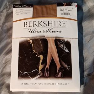 Berkshire ultra sheer control top sandal foot size is 2 plus color is tan de sol